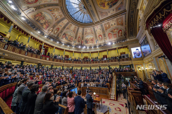 [마드리드=AP/뉴시스] 5일(현지시간) 스페인 의회에서 의원들이 볼로디미르 젤렌스키 우크라이나 대통령의 화상 연설을 지켜보며 박수하고 있다. 젤렌스키 대통령은 전 세계 의원들에게 러시아와의 전쟁에 더 많은 지원을 요청하고 있다. 2022.04.06.