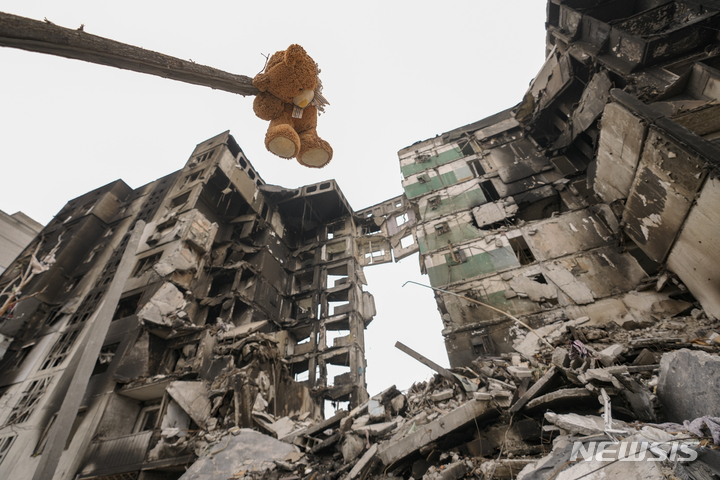 [보로댠카=AP/뉴시스] 5일(현지시간) 우크라이나 보로댠카에서 우크라이나군과 러시아군의 전투 중 파괴된 아파트 앞 나뭇가지에 곰 인형에 매달려 있다. 2022.04.06.