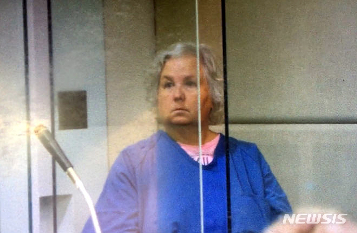 [AP 자료사진]"남편 죽이는 법"이라는 소설의 작가 낸시 브로피가 2018년 9월6일 오렌곤주 멀트노마 카운티 순회법원에서 남편 살해 혐의로 재판을 받고 있다.