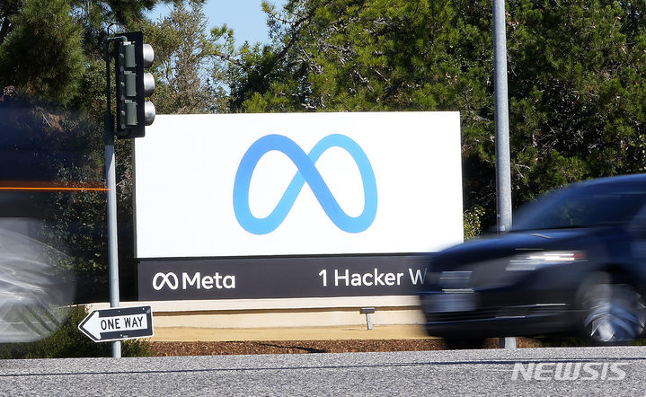 [멘로파크=AP/뉴시스]미국 캘리포니아 멘로파크에 있는 메타 본사 앞 간판에 메타 로고가 그려져 있다. 2021.10.28.