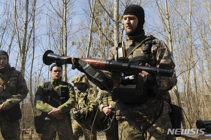 [하르키우=AP/뉴시스] 7일(현지시간) 우크라이나 하르키우 외곽에서 훈련 중인 우크라이나 군인들이 구소련제 RPG-7 대전차 로켓포에 관해 학습하고 있다. 2022.04.08.