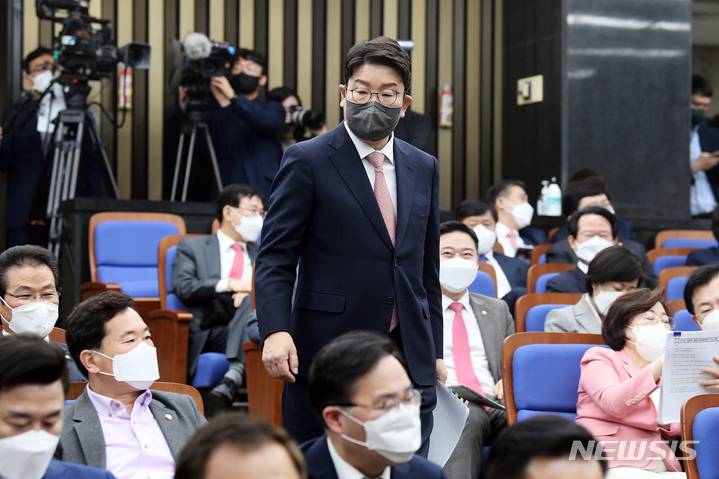 [서울=뉴시스] 고범준 기자 = 국민의힘 신임 원내대표 후보인 권성동 의원이 8일 오전 서울 여의도 국회에서 열린 국민의힘 2022 원내대표 선출 의원총회에 참석하고 있다. (공동취재사진) 2022.04.08. photo@newsis.com