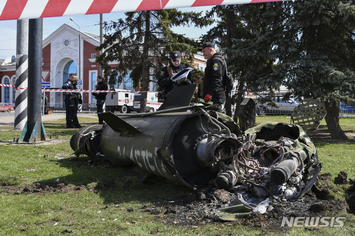 [크라마토르스크=AP/뉴시스]8일(현지시간) 러시아군 미사일 공격을 당한 우크라이나 동부 크라마토르스크 기차역 일대. 2022.4.8.