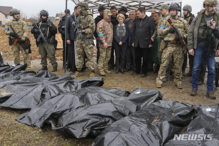 [부차=AP/뉴시스]우르줄라 폰 데어 라이엔 유럽연합(EU) 집행위원장(가운데)이 우크라이나 부차에서 학살된 민간인 시신들을 보고 있다. 2022.4.8.