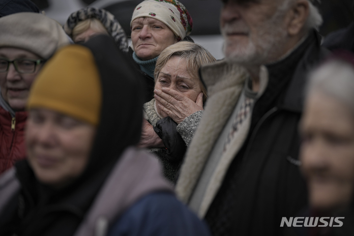 [부차=AP/뉴시스]지난 2일 우크라이나 키이우 외곽 마을 부차에서 러시아군 퇴각 후 우크라이나군이 도착한 뒤 한 여성이 군의 연설을 들으며 눈물을 흘리고 있다. 2022.04.12. 