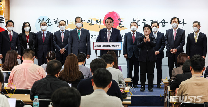 [서울=뉴시스] 인수위사진기자단 = 윤석열 대통령 당선인이 10일 오후 서울 종로구 통의동 제20대 대통령직인수위원회에서 초대 내각 명단을 발표하고 있다. 왼쪽부터(수어통역사 제외) 원희룡 국토교통부, 김현숙 여성가족부, 박보균 문화체육관광부, 추경호 경제부총리 겸 기획재정부 장관 후보자, 한덕수 국무총리 후보자, 윤 당선인, 이종섭 국방부, 이창양 산업통상부, 정호영 보건복지부, 이종호 과학기술정통부 장관 후보자. 2022.04.010. photo@newsis.com