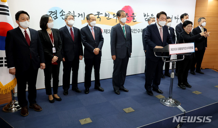 [서울=뉴시스] 인수위사진기자단 = 윤석열 대통령 당선인이 10일 오후 서울 종로구 통의동 대통령직인수위원회 기자회견장에서 경제부총리 겸 기획재정부 장관 후보자를 비롯한 8개 부처의 장관 후보자 인선을 발표하고 있다. 왼쪽부터 원희룡 국토교통부 장관, 김현숙 여성가족부 장관, 박보균 문화체육관광부 장관, 추경호 경제부총리 겸 기획재정부 장관 후보자, 한덕수 국무총리 후보자, 이종섭 국방부 장관, 윤 당선인, 이창양 산업통상부 장관, 정호영 보건복지부 장관, 이종호 과학기술정통부 장관 후보자. 2022.04.10. photo@newsis.com