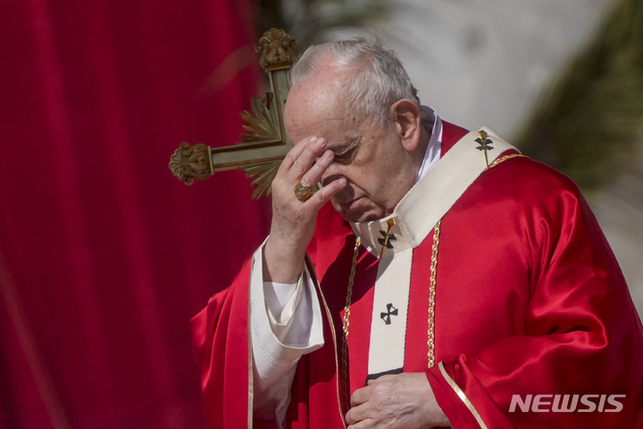 [바티칸=AP/뉴시스] 프란치스코 교황이 지난 4월10일(현지시간) 바티칸 성 베드로 광장에서 성지주일 미사를 집전하고 있다. 