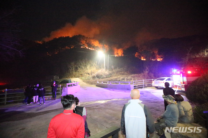 [양구=뉴시스] 김경목 기자 = 10일 오후 강원 양구군 양구읍 송청리 야산에서 원인이 밝혀지지 않은 불이 나 번지면서 깜깜한 밤하늘을 붉은 화염으로 물들이고 있다. 주민들이 불길이 번지자 걱정하며 산불 상황을 유심히 지켜보고 있다. 2022.04.10. photo31@newsis.com