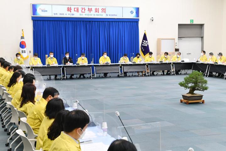 [부산=뉴시스] 박형준 부산시장이 11일 오전 시청 1층 대회의실에서 확대간부회의를 열고 물가급등에 따른 최근의 민생경제를 점검하고 지방선거를 앞두고 행정 공백이 생기지 않도록 전력을 기울여 달라고 당부했다.(사진=부산시 제공) *재판매 및 DB 금지