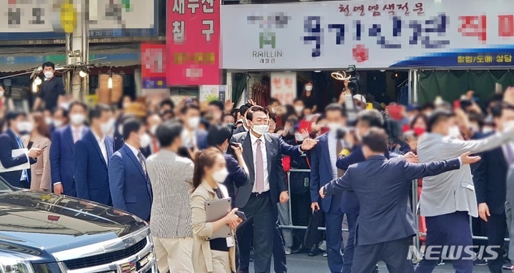 "대구시민들 지지 잊지 말아요"…윤 당선인 서문시장 방문 시민들 '환호'