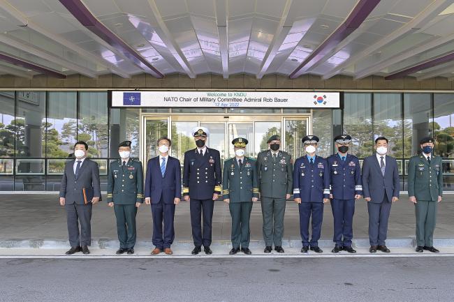 [서울=뉴시스] 롭 바우어(네덜란드 해군대장·왼쪽 넷째) 나토 군사위원장이 12일 정해일(육군소장·왼쪽 다섯째) 국방대 총장 등과 기념사진을 찍고 있다. 2022.04.12. (사진=국방대 제공) *재판매 및 DB 금지