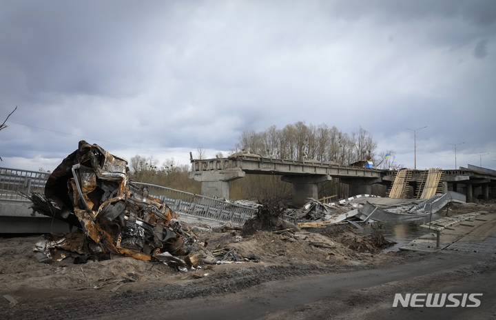 [디메르(우크라이나)=AP/뉴시스] 지난달 12일(현지시간) 우크라이나 북부 디메르 한 다리 인근에 파괴된 차량이 방치돼 있다. 2022.05.20.