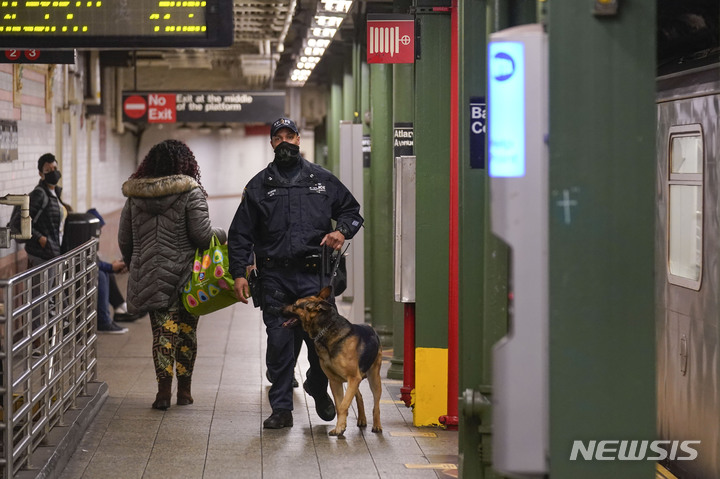 [뉴욕=AP/뉴시스] 미국 뉴욕 지하철에서 22일(현지시간) 총격사건이 발생해 40대 남성 한 명이 사망했다. 사진은 지난달 12일 뉴욕 지하철에서 총격이 발생했을 당시 경찰이 순찰을 하던 모습. 2022.05.23.