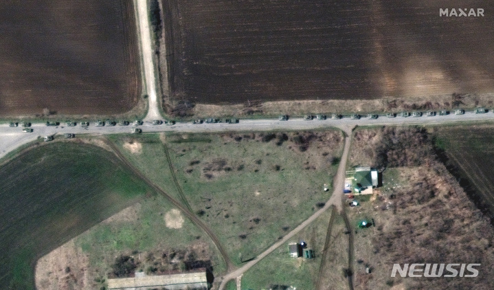 [빌로쿠라키네=AP/뉴시스] 막사 테크놀로지스가 제공한 위성사진에 지난 11일(현지시간) 우크라이나 빌로쿠라키네 인근 T-1313 고속도로에서 러시아군 차량이 이동하고 있다. 2022.04.13.