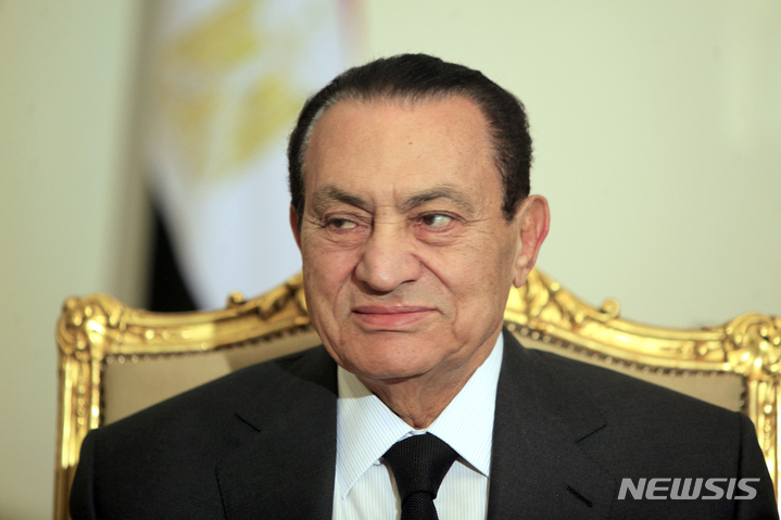 [카이로(이집트)= AP/뉴시스] 2020년 91세로 사망한 호스니 무바라크 전 이집트대통령.  