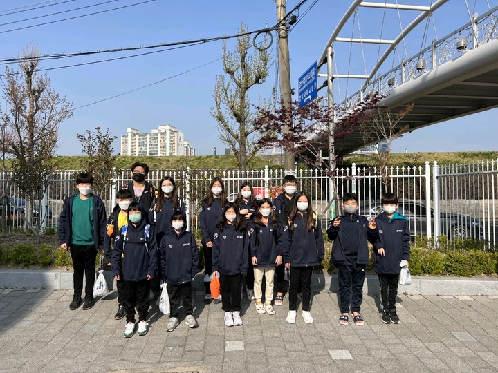 [고성(경남)=뉴시스] 신정철 기자= 경남 고성군은 제51회 전국소년체육대회 경남 수영 대표 선발전에서 고성군 유소년 수영선수 6명이 최종 경남대표로 선발되는 쾌거를 이뤘다고 14일 밝혔다.사진은 단체사진 모습.(사진=고성군 제공).2022.04.14. photo@newsis.com *재판매 및 DB 금지