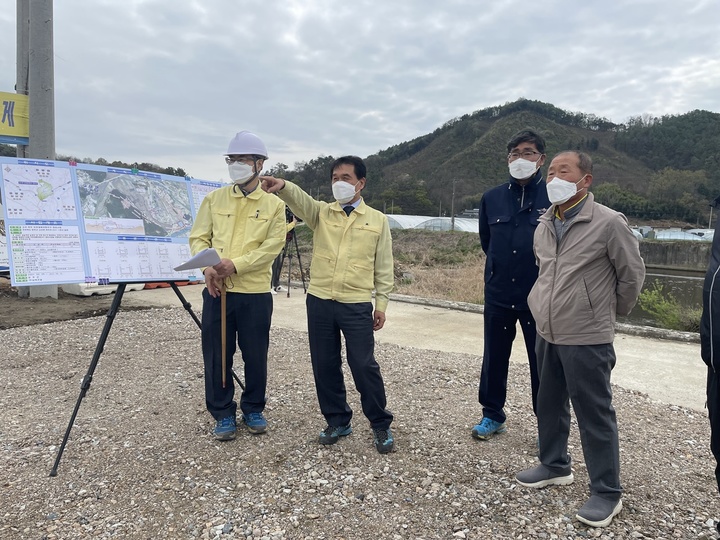 [완주=뉴시스] 강명수 기자 =14일 박성일 전북 완주군수가 고산면 어우 자연재해위험지구 정비현장을 찾아 관계자들과 자연재난 대응 방안을 공유하고 있다. (사진 =완주군 제공) 2022.04.14. photo@newsis.com *재판매 및 DB 금지