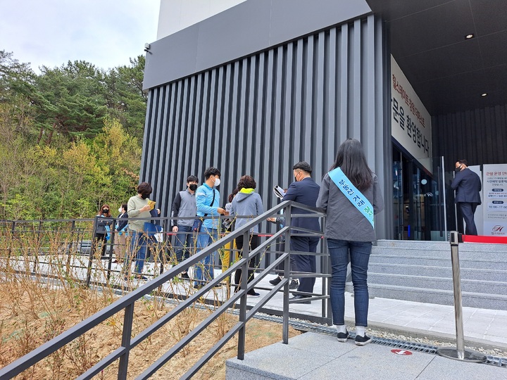 [창원=뉴시스] 강경국 기자 = 경남 창원특례시 공무원들이 지난 8일 입주자 모집 공고된 힐스테이트 창원 더퍼스트(대상공원) 아파트 청약 과열이 예상되면서 14일 본보기 주택 주변에서 건전한 부동산 거래 문화 조성을 위한 캠페인을 펼치고 있다. (사진=창원시청 제공). 2022.04.14. photo@newsis.com *재판매 및 DB 금지