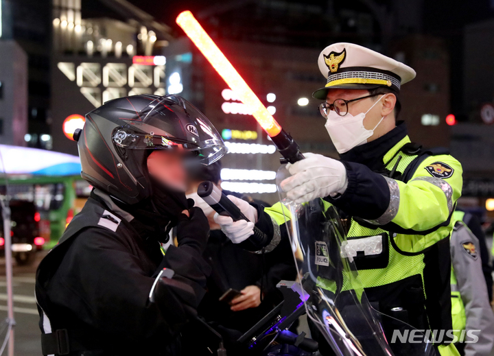 [서울=뉴시스] 김병문 기자 = 경찰청, 서울시, 한국도로공사 관계자들이 14일 오후 서울 강남구 도산대로 일대에서 음주단속 및 과태료 고액·상습 체납, 고속도로 통행료 체납 차량을 단속하고 있다. 2022.04.14. dadazon@newsis.com