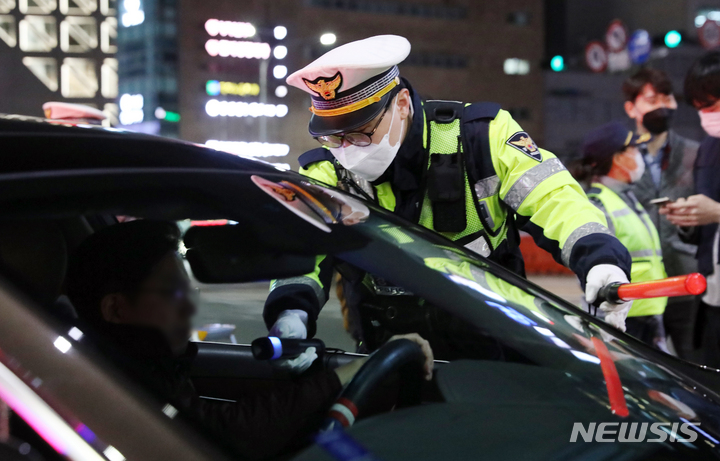 [서울=뉴시스] 김병문 기자 = 경찰청, 서울시, 한국도로공사 관계자들이 14일 오후 서울 강남구 도산대로 일대에서 음주단속 및 과태료 고액·상습 체납, 고속도로 통행료 체납 차량을 단속하고 있다. 2022.04.14. dadazon@newsis.com