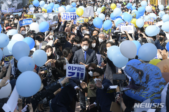 [서울=뉴시스] 국회사진기자단 = 송영길 전 더불어민주당 대표가 17일 서울 마포구 홍대 상상마당 광장에서 열린 6.1 지방선거 서울시장 출마를 선언 기자회견장에 지지자들의 환호를 받으며 입장하고 있다. 2022.04.17. photo@newsis.com