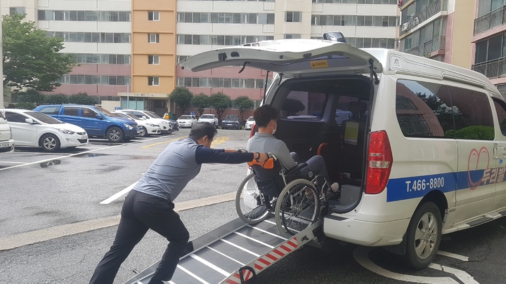 [부산=뉴시스] 휠체어 교통약자 장애인이 두리발 차량에 탑승하고 있다. (사진=부산시설공단 제공) *재판매 및 DB 금지