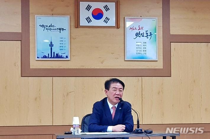 [대구=뉴시스] 이지연 기자 = 배기철 대구 동구청장이 18일 오후 기자회견을 열고 재선 도전을 공식화하고 있다. 2022.04.18. ljy@newsis.com 