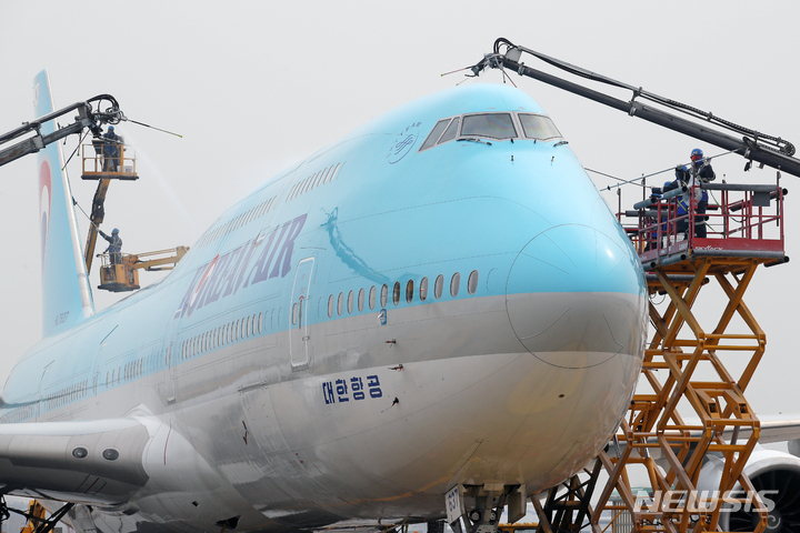 [인천공항=뉴시스] 조성우 기자 = 18일 오전 인천 중구 대한항공 정비 격납고에서 항공사 관계자들이 보잉 747-8i 항공기 세척을 하고 있다. 2022.04.18. xconfind@newsis.com