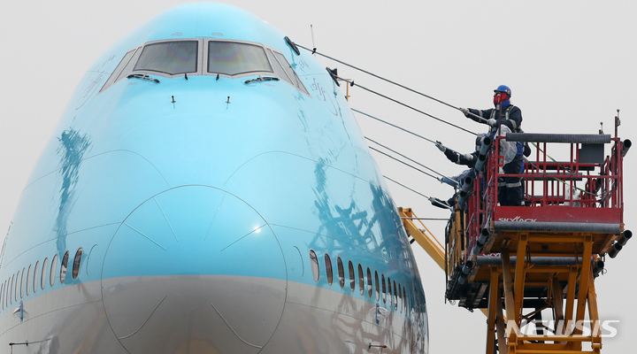 [인천공항=뉴시스] 조성우 기자 = 18일 오전 인천 중구 대한항공 정비 격납고에서 항공사 관계자들이 보잉 747-8i 항공기 세척을 하고 있다. 2022.04.18. xconfind@newsis.com