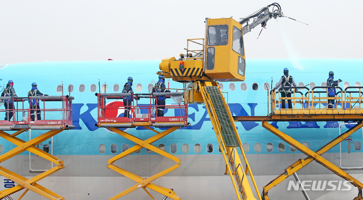 [인천공항=뉴시스] 조성우 기자 = 18일 오전 인천 중구 대한항공 정비 격납고에서 항공사 관계자들이 보잉 747-8i 항공기 세척을 하고 있다. 2022.04.18. xconfind@newsis.com