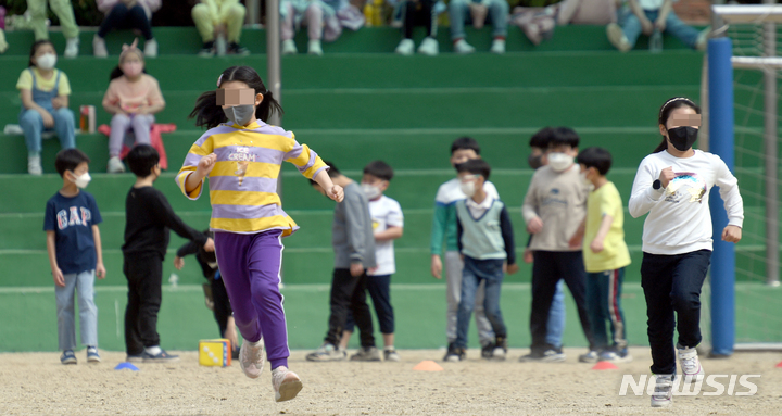 [광주=뉴시스] 류형근 기자 = 지난 18일 오전 광주 남구의 한 초등학교에서 3학년 학생들이 입학 후 처음으로 운동장 체육대회를 하고 있다. 2022.04.29. hgryu77@newsis.com