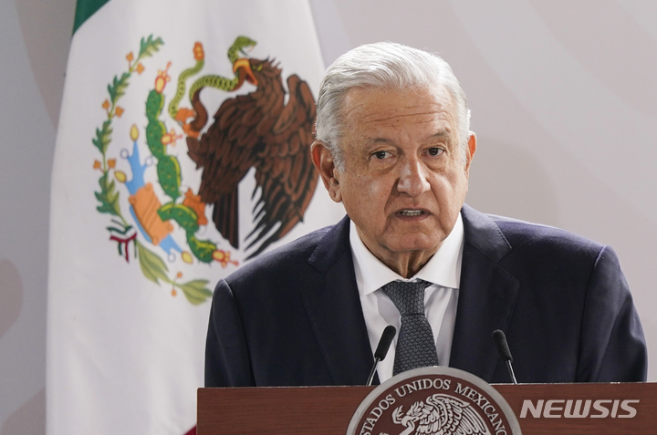 [멕시코시티= AP/뉴시스] 로페스 오브라도르 멕시코 대통령이 지난 4월 17일 대통령 신임을 묻는 국민투표를 앞두고 멕시코 시티의 한 행사에서 대국민연설을 하고 있다.