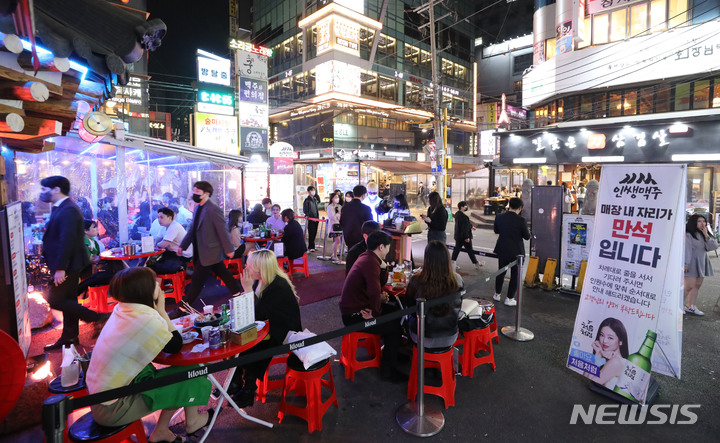 [서울=뉴시스] 권창회 기자 = 사회적 거리두기가 해제된 지난 18일 저녁 서울 강남구 강남역 사거리 인근 주점이 시민들로 붐비고 있다. 정부는 이날부터 다중이용시설의 영업시간 및 사적모임 인원 제한을 해제했다. 2022.04.18. kch0523@newsis.com