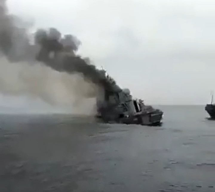 [서울=뉴시스] 러시아 흑해 함대 기함 모스크바함이 우크라이나군 미사일 공격을 받아 침몰하기 전 모습으로 추정되는 영상. (사진=@ASLuhn 트위터 갈무리) 2022.04.19. *재판매 및 DB 금지