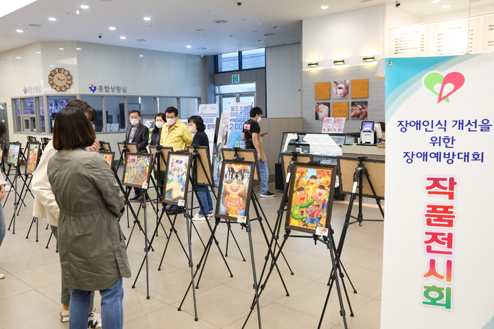 [대구=뉴시스] 고여정 기자 = 대구시 중구는 제42회 장애인날을 맞이해 장애예방대회 수상 작품 총 22점을 전시한다. 2022.04.19 (사진 = 대구시 중구) ruding@newsis.com *재판매 및 DB 금지