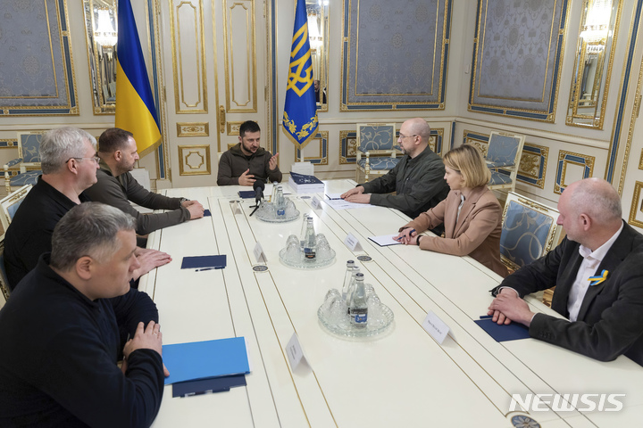 [키이우=AP/뉴시스] 볼로디미르 젤렌스키 우크라이나 대통령이 18일(현지시간) 우크라이나 수도 키이우에서 마티 마시카스 주우크라이나 EU 대표부 대표 및 대표단과 면담을 하고 있다. 젤렌스키 대통령은 이날 대표단에 EU 가입신청을 위한 질문지를 전달했다. 2022.04.18.
