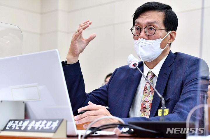 [서울=뉴시스] 김선웅 기자 = 이창용 한국은행 총재 후보자가 19일 서울 여의도 국회에서 열린 인사청문회에서 질의에 답변하고 있다. (공동취재사진) 2022.04.19. photo@newsis.com