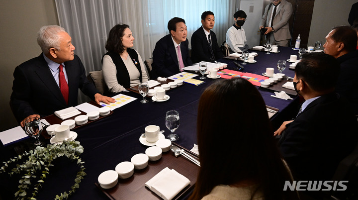 [서울=뉴시스] 인수위사진기자단 = 윤석열 대통령 당선인이 19일 서울 용산공원 내 개방 부지에서 재난·안전사고 피해자 및 유가족들과 오찬을 하며 대화하고 있다. 2022.04.19. photo@newsis.com