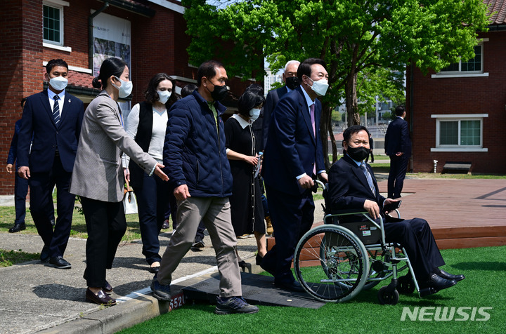 [서울=뉴시스] 인수위사진기자단 = 윤석열 대통령 당선인이 19일 서울 용산공원 내 개방 부지에서 재난·안전사고 피해자 및 유가족들과 함께 오찬장으로 이동하고 있다. 2022.04.19. photo@newsis.com