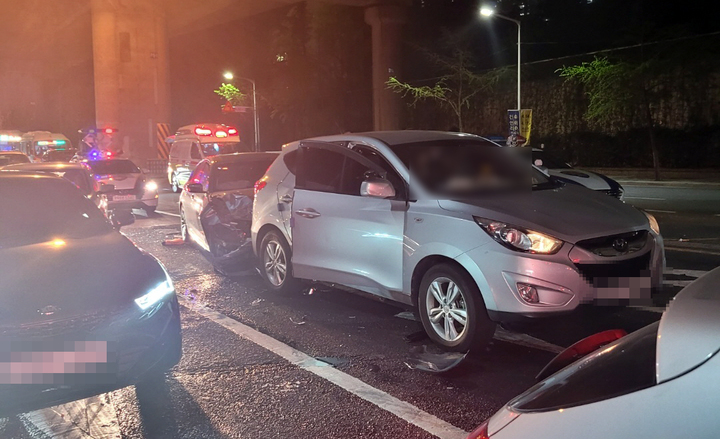 [부산=뉴시스] 19일 오후 부산 부산진구의 한 초등학교 앞 도로에서 BMW승용차가 신호대기 중이던 승용차를 뒤에서 들이받는 등 5중 추돌사고가 발생했다. (사진=부산경찰청 제공) *재판매 및 DB 금지