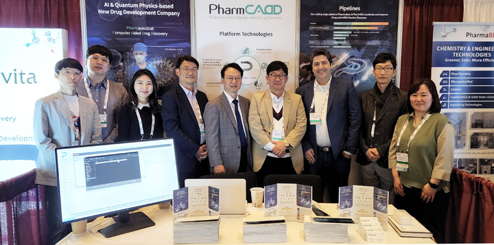 팜캐드 우상욱 대표(오른쪽에서 네 번째)와 연구원들이 18~21일 미국 샌디에고에서 개최되는 ‘Drug Discovery Chemistry 2022’ 학회에 참석했다. (사진=팜캐드 제공) *재판매 및 DB 금지