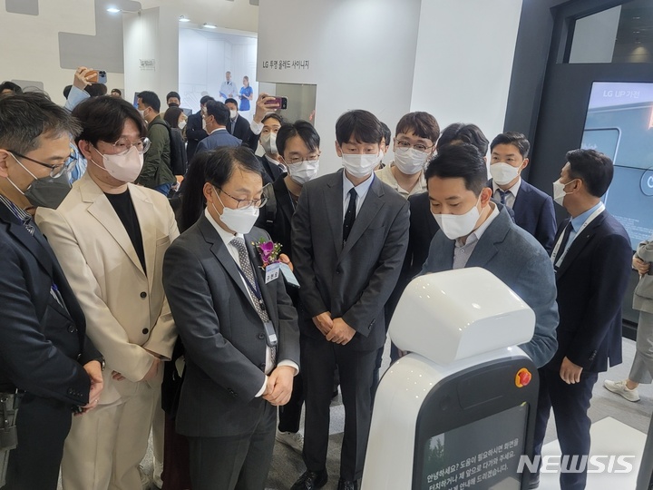 [서울=뉴시스]구현모(왼쪽 세번째) KT 대표가 20일 서울 코엑스에서 열린 '2022 월드IT쇼'에서 LG전자의 부스를 찾아 AI 로봇 '클로이'에 대한 설명을 듣고 있다. (사진=윤현성 기자)