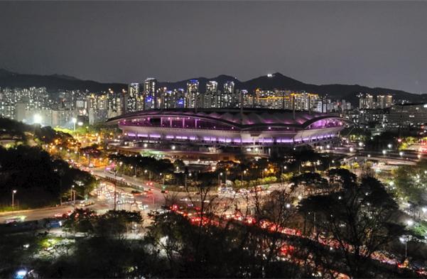 [서울=뉴시스] 서울시설공단은 마포구 상암동 서울월드컵경기장의 벽면과 지붕층의 조명을 활용해 보랏빛의 특색 있는 야간 경관을 연출한다고 21일 밝혔다. (사진=서울시 제공) 2022.04.21. photo@newsis.com *재판매 및 DB 금지