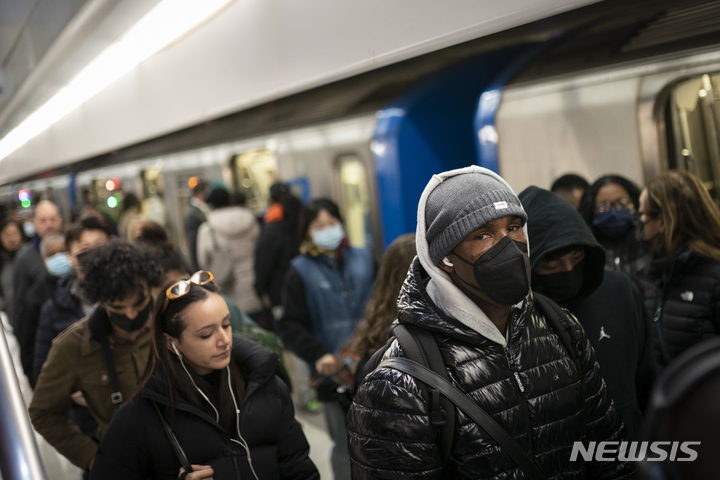 [뉴욕=AP/뉴시스] 지난달 19일(현지시간) 미국 뉴욕의 지하철에서 마스크를 착용한 시민과 착용하지 않은 시민이 섞여 대중교통을 이용하고 있다.