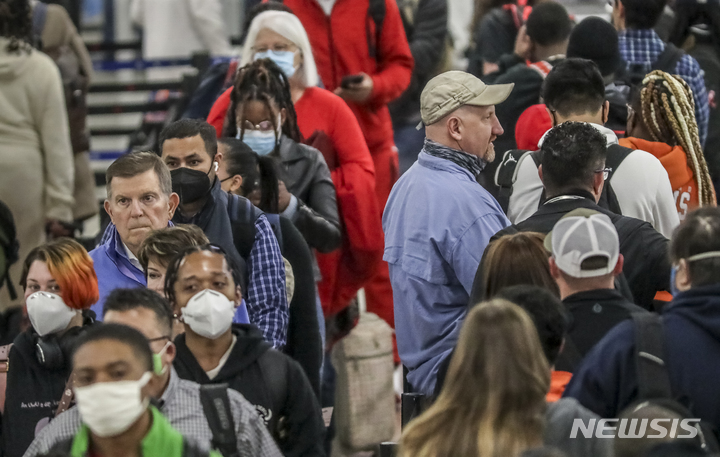 [애틀랜타=AP/뉴시스] 19일(현지시간) 미국 애틀랜타에 위치한 국제공항에서 마스크를 착용한 시민과 착용하지 않은 시민이 섞여 차례를 기다리고 있다. 2022.04.20 