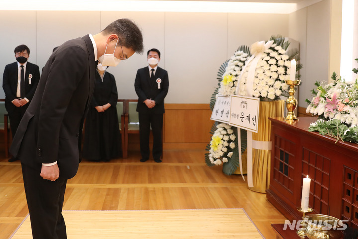 [서울=뉴시스] 인수위사진기자단 = 이재용 삼성전자 부회장이 20일 오후 서울 종로구 서울대병원 장례식장에 마련된 안철수 제20대 대통령직인수위원장 부친의 빈소를 찾아 조문을 하고 있다. 2022.04.20. photo@newsis.com