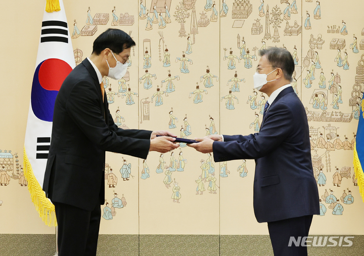 [서울=뉴시스] 전신 기자 = 문재인 대통령이 21일 청와대 본관에서 이창용 신임 한국은행 총재에게 임명장을 수여하고 있다. 2022.04.21. photo1006@newsis.com