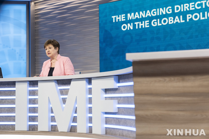 [ 워싱턴= 신화/뉴시스] 크리스틴 게오르기에바 국제통화기금(IMF)총재가 4월 20일 미 워싱턴에서 열린 국제통화기금 화상회의에서 연설하고 있다.   