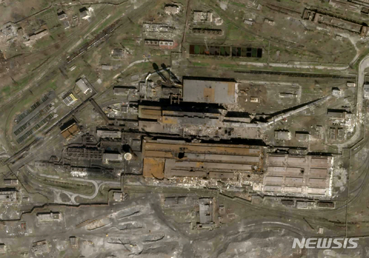 [마리우폴=AP/뉴시스] 20일(현지시간) 플래닛랩스가 공개한 위성사진에 우크라이나 마리우폴 제철소 지붕에 큰 구멍이 뚫려 있다. 2022.04.22.